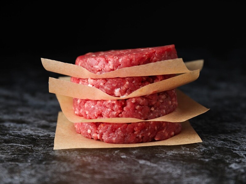 De slager is de burgermeester van de winkelstraat