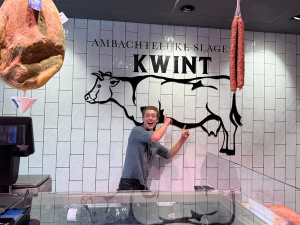 Jong bloed achter het hakmes: 21-jarige Wesley runt eigen slagerij in Huizen 